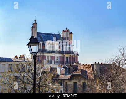 Montmartre Stadtbild mit Straßenlaterne im Vordergrund - Paris Stockfoto