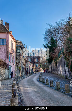 Alte Straße mit rosa Haus in Montmartre - Paris, Frankreich Stockfoto