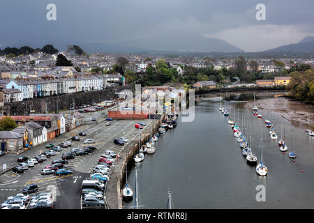 Ansicht der Stadt von der Burg, Caernarfon, Gwynedd, Wales, UK Stockfoto