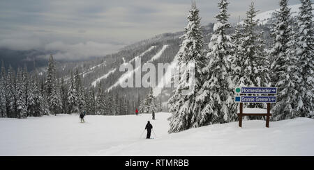 Touristen zum Skifahren in Sun Peaks Resort, Sun Peaks, Kamloops, British Columbia, Kanada Stockfoto