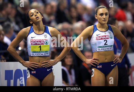 Großbritanniens Katarina Johnson-Thompson (links) und Niamh Emerson im Fünfkampf Frauen 800 m während der Tag einer der Europäischen Indoor Leichtathletik WM im Emirates Arena, Glasgow. Stockfoto