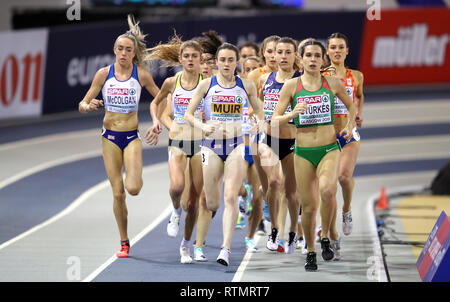 Großbritanniens Laura Muir (Mitte) und Großbritanniens Eilish McColgan (in 3000m-Finale während der Tag einer der Europäischen Indoor Leichtathletik WM im Emirates Arena, Glasgow der Frauen links). Stockfoto