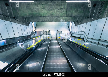 Alte metro Escalator in Montreal, Kanada - keine Person. Innere Symmetrie Stockfoto