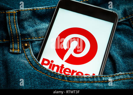 Schwarz mit roten Logo der Sozialen Medien Pinterest auf dem Bildschirm. Social media Symbol. Denim Jeans Hintergrund Stockfoto