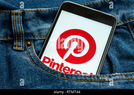 Schwarz mit roten Logo der Sozialen Medien Pinterest auf dem Bildschirm. Social media Symbol. Denim Jeans Hintergrund Stockfoto