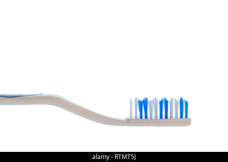 Horizontale Nahaufnahme Seitenansicht geschossen von einem blauen Zahnbürste mit weißem Griff weiß mit Kopie Raum isoliert. Stockfoto