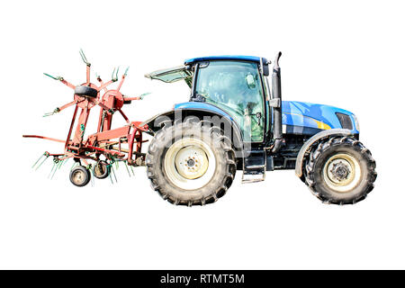 Leistungsstarke Traktor mit einem großen Gras heuwender. Isoliert Foto. Notwendige Ausrüstung für eine Molkerei. Stockfoto