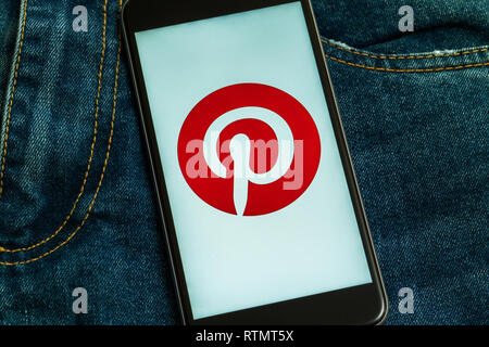 Schwarz mit roten Logo der Sozialen Medien Pinterest auf dem Bildschirm. Social media Symbol. Denim Jeans Hintergrund Stockfoto