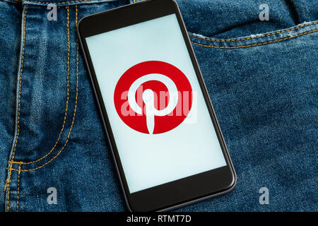 Schwarz mit roten Logo der Sozialen Medien Pinterest auf dem Bildschirm. Social media Symbol. Denim Jeans Hintergrund Stockfoto