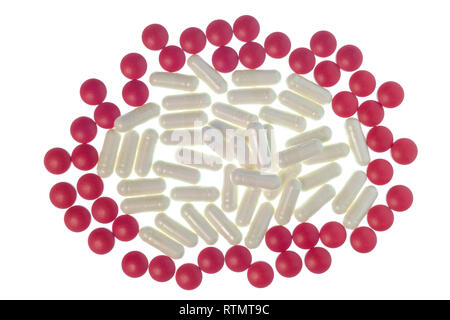 Horizontale Schuß von roten und weißen Nahrungsergänzungsmittel in einem kreisförmigen Muster isoliert auf weiß festgelegt. Stockfoto