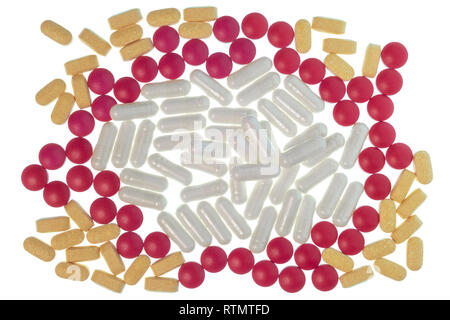 Horizontale Schuß von roten, weißen und gelben Pillen, Tabletten und Kapseln in einem kreisförmigen Muster isoliert auf Weiss. Stockfoto