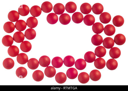 Horizontale Nahaufnahme von roten Schmerzlinderung Tabletten in einem kreisförmigen Muster auf weißem mit Kopie Raum isoliert. Stockfoto