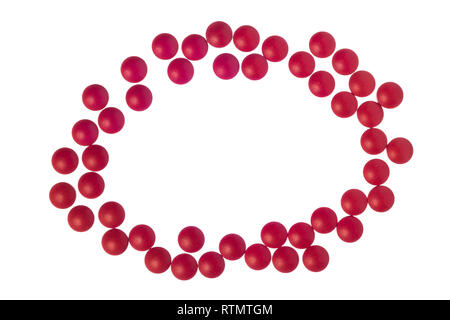 Horizontale Nahaufnahme von roten Schmerzlinderung Tabletten in einem kreisförmigen Muster auf weißem Hintergrund mit kopieren. Stockfoto