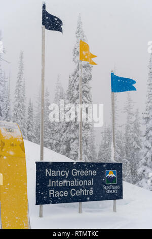 Namensschild in Snow, Sun Peaks Resort, Sun Peaks, Kamloops, British Columbia, Kanada Stockfoto