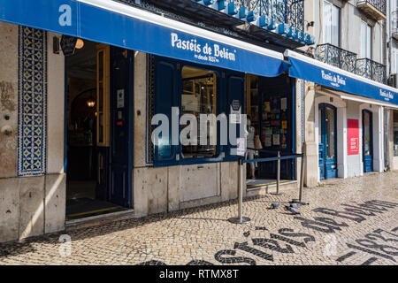 Lissabon, Portugal - Februar, ca. 2019: berühmte Bäckerei in Lissabon gefordert pasteis de Belem. Stockfoto