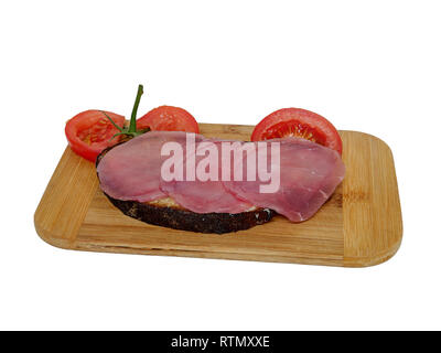 Schinken Brot auf einem Holzbrett, vor einem weißen Hintergrund isoliert. Stockfoto