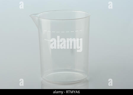 Klar leere Tasse mit füllen Linie auf weißem Hintergrund Stockfoto