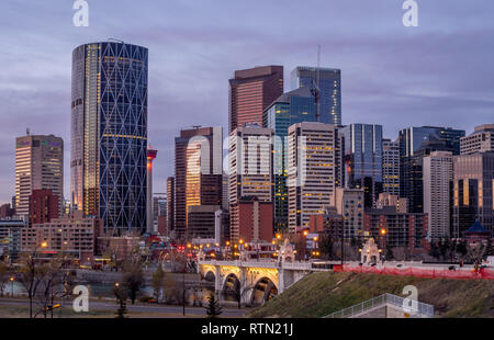 Herrlichen Blick auf die Skyline bei Sonnenaufgang in Calgary, Alberta. Calgary ist Heimat für viele Ölgesellschaften. Ca; Gary ist auf dem Bow River in Alberta, Kanada. Stockfoto