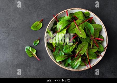 Frischen Mangold die Blätter auf schwarzem Hintergrund oben Stockfoto