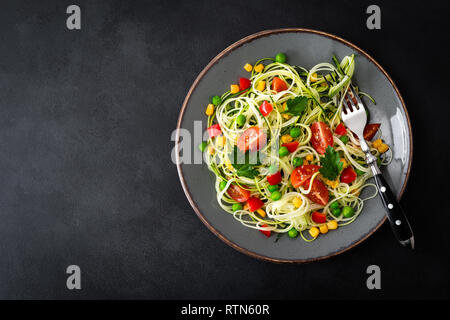 Zoodlie, gesunde vegane Ernährung - Zucchini noodlie mit frischen Erbsen, Tomaten, Paprika und Mais für Mittagessen, Ansicht von oben Stockfoto