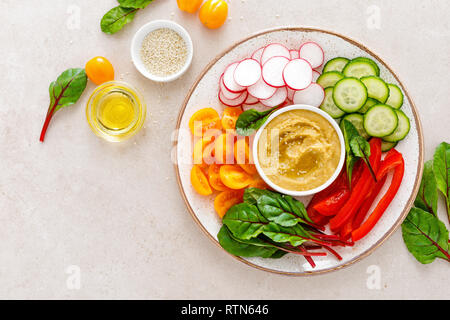Vegetarische Buddha Schüssel mit Hummus und Gemüse, Ansicht von oben Stockfoto