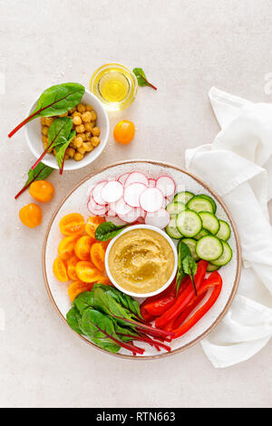 Vegetarische Buddha Schüssel mit Hummus und Gemüse, Ansicht von oben Stockfoto