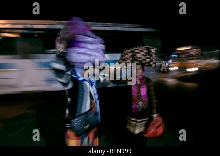 Zwei, weiblich, Gangasagar, Pilgrim, Gepäck, am Kopf, einen Bus, nachts, Eden Garden, Kolkata, Indien. Stockfoto