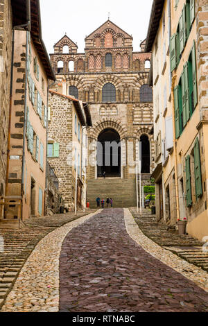 Weg bis zum Eingang von Le Puy Cathedral in Le Puy Frankreich Stockfoto