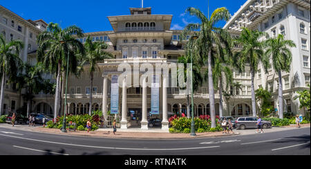 Vordere äußere Panorama der Moana Surfrider am 2. August 2016 in Honolulu. Als die First Lady des Waikiki bekannt, ist eine berühmte historische Hotel auf der ist Stockfoto