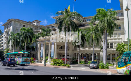 Vordere äußere Panorama der Moana Surfrider am 2. August 2016 in Honolulu. Als die First Lady des Waikiki bekannt, ist eine berühmte historische Hotel auf der ist Stockfoto