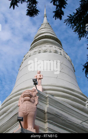 Low Angle Blick von der schönen weißen Pagode des Wat Phnom, Phnom Penh, Kambodscha Stockfoto