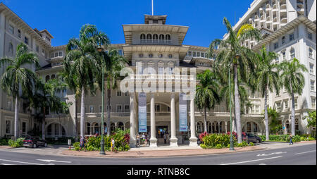 Vordere äußere Panorama der Moana Surfrider am 2. August 2016 in Honolulu. Als die First Lady des Waikiki bekannt, ist eine berühmte historische Hotel auf der ist Stockfoto