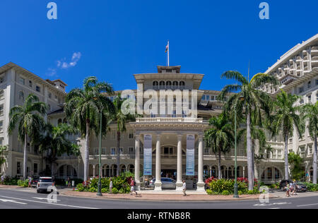 Vordere äußere Panorama der Moana Surfrider am 2. August 2016 in Honolulu. Als die First Lady des Waikiki bekannt, ist eine berühmte historische Hotel auf der ist Stockfoto