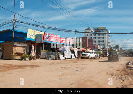 OTRES, KAMBODSCHA - Zum 30. Dezember 2018: Blick auf die Hauptstraße des Dorfes Otres, Sihanoukville, Kambodscha Stockfoto