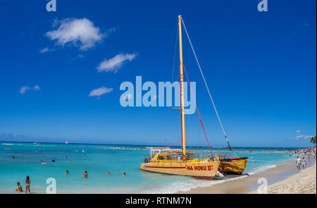 Ein Katamaran warten auf Touristen am Strand von Waikiki am 3. August 2016 in Honolulu. Katamarane sind eine beliebte touristische Aktivität am Waikiki Beach und bietet Stockfoto