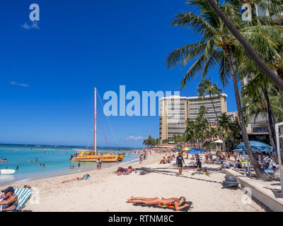 Ein Katamaran warten auf Touristen am Strand von Waikiki am 3. August 2016 in Honolulu. Katamarane sind eine beliebte touristische Aktivität am Waikiki Beach und bietet Stockfoto