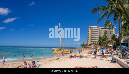 Ein Katamaran warten auf Touristen am Strand von Waikiki am 3. August 2016 in Honolulu. Katamarane sind eine beliebte touristische Aktivität am Waikiki Beach und bietet Stockfoto