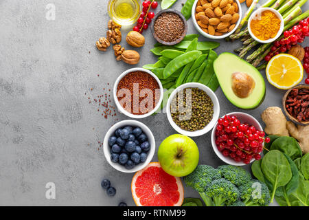 Gesundes essen Hintergrund, Spinat, Quinoa, Apple, Blueberry, Spargel, Gelbwurz, rote Johannisbeere, Brokkoli, mung Bean, Walnüsse, Grapefruit, Ingwer, Avocad Stockfoto