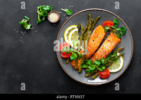 Gegrillter Lachs Fisch, Steak, Spargel, Tomaten und Mais Salat auf Teller. Gesundes Gericht für das Mittagessen. Ansicht von oben Stockfoto