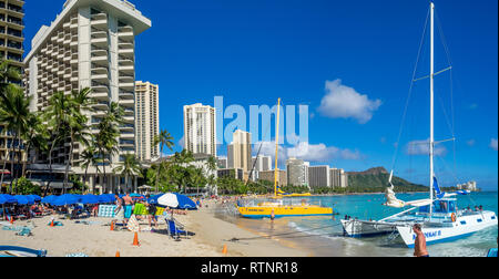 Ein Katamaran warten auf Touristen am Strand von Waikiki am 4. August 2016 in Honolulu. Katamarane sind eine beliebte touristische Aktivität am Waikiki Beach und bietet Stockfoto