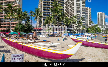 Hawaiian Kanus warten auf Touristen am Strand von Waikiki am 4. August 2016 in Honolulu. Die Kanus sind eine beliebte touristische Aktivität am Waikiki Beach und bietet Stockfoto