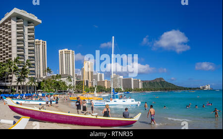 Ein Katamaran warten auf Touristen am Strand von Waikiki am 4. August 2016 in Honolulu. Katamarane sind eine beliebte touristische Aktivität am Waikiki Beach und bietet Stockfoto