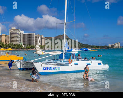 Ein Katamaran warten auf Touristen am Strand von Waikiki am 4. August 2016 in Honolulu. Katamarane sind eine beliebte touristische Aktivität am Waikiki Beach und bietet Stockfoto