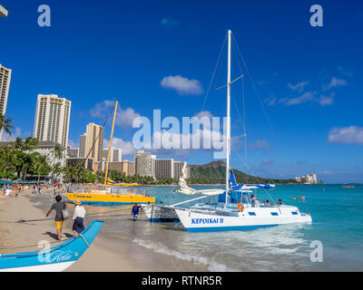 Ein Katamaran warten auf Touristen am Strand von Waikiki am 4. August 2016 in Honolulu. Katamarane sind eine beliebte touristische Aktivität am Waikiki Beach und bietet Stockfoto