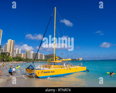 Ein Katamaran warten auf Touristen am Strand von Waikiki am 4. August 2016 in Honolulu. Katamarane sind eine beliebte touristische Aktivität am Waikiki Beach und bietet Stockfoto