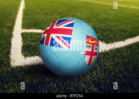 Fidschi Kugel auf Eckstoß Position, Fußballplatz Hintergrund. Nationale Fußball-Thema auf grünem Gras. Stockfoto