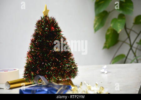 Seitenansicht des chirstmas Urlaub Zusammensetzung auf grauem Zement Hintergrund mit Kopie Platz für Ihren Text - Bild Stockfoto