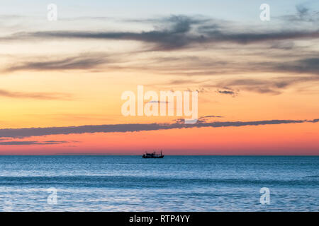 Angeln Boot im Meer bei Sonnenuntergang in Thailand Stockfoto