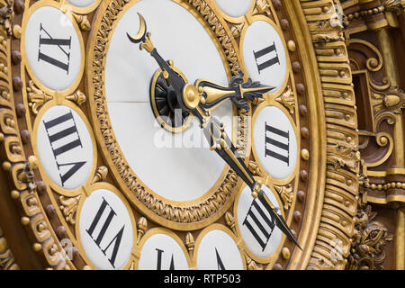 Paris, Frankreich, 7. Oktober 2018: Goldene Uhr von das Museum d'Orsay. Das Musée d'Orsay ist ein Museum in Paris, auf dem linken Ufer der Seine. Stockfoto