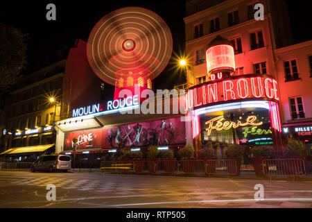 PARIS - OKTOBER 7: Das Moulin Rouge in der Nacht am 7. Oktober 2018 in Paris, Frankreich. Moulin Rouge ist ein berühmtes Kabarett in 1889 gebaut, im Paris Stockfoto